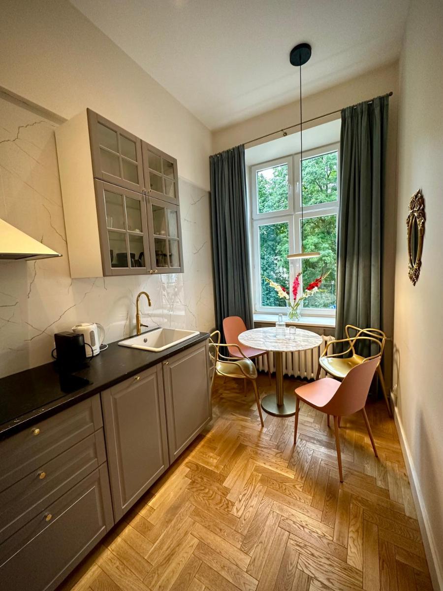 HOUSEHOST Apartment: Łazarza street view 4