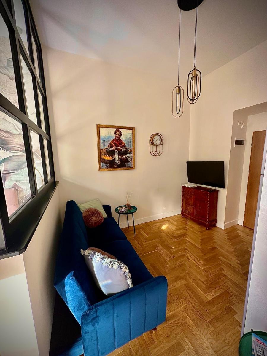 HOUSEHOST Apartment: Łazarza street view 2