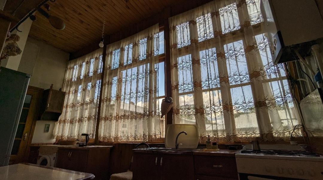 Beautiful 2-room apartment hosted by a Georgian Artist view 3