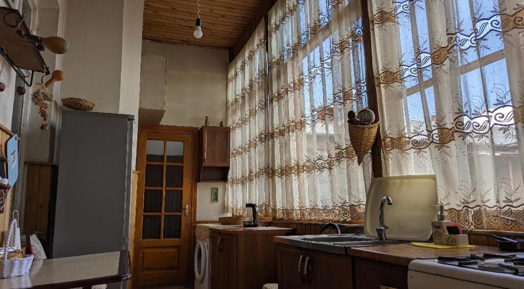Beautiful 2-room apartment hosted by a Georgian Artist view 2