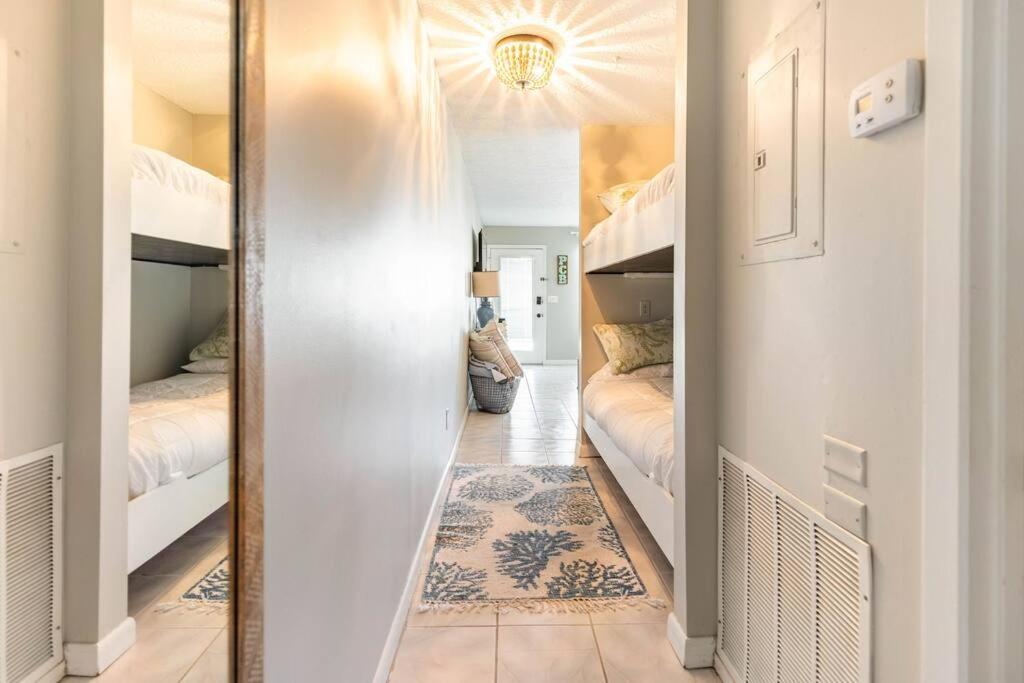 Steps to the Beach, Sleeps 6, Pool, Pickleball, 2 Balconies, Pier Park & 30A