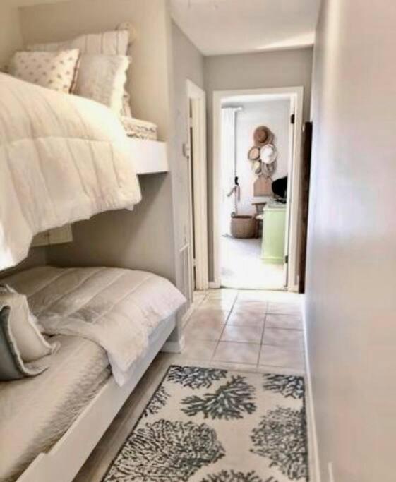 Steps to the Beach, Sleeps 6, Pool, Pickleball, 2 Balconies, Pier Park & 30A