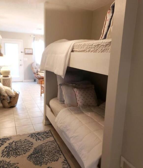 Steps to the Beach, Sleeps 6, Pool, Pickleball, 2 Balconies, Pier Park & 30A
