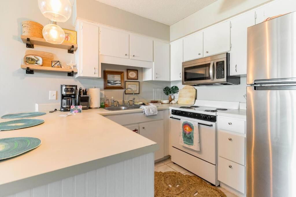Steps to the Beach, Sleeps 6, Pool, Pickleball, 2 Balconies, Pier Park & 30A