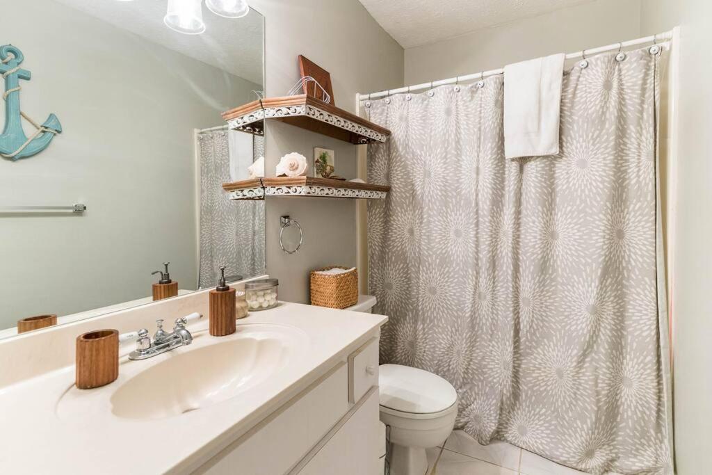 Steps to the Beach, Sleeps 6, Pool, Pickleball, 2 Balconies, Pier Park & 30A