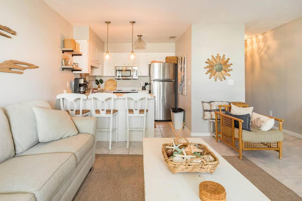 Steps to the Beach, Sleeps 6, Pool, Pickleball, 2 Balconies, Pier Park & 30A