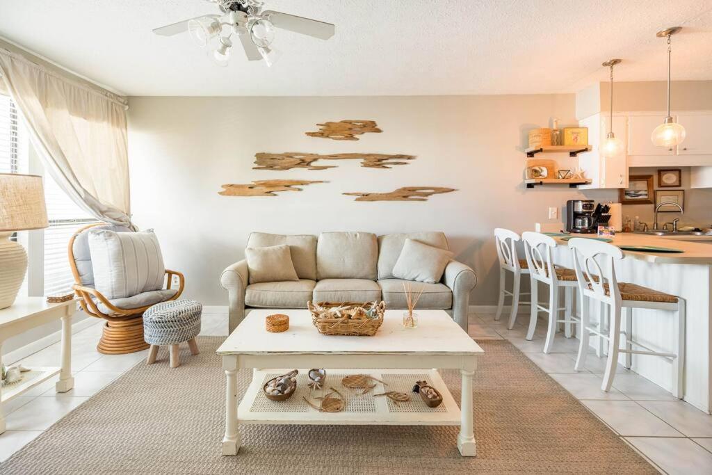 Steps to the Beach, Sleeps 6, Pool, Pickleball, 2 Balconies, Pier Park & 30A