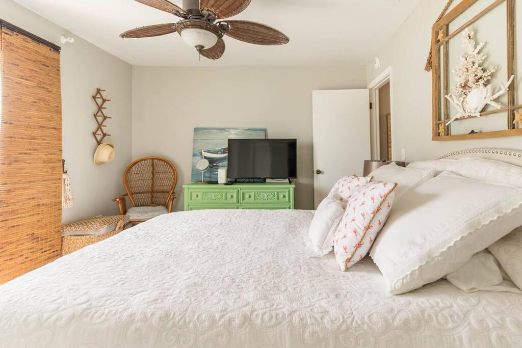 Steps to the Beach, Sleeps 6, Pool, Pickleball, 2 Balconies, Pier Park & 30A