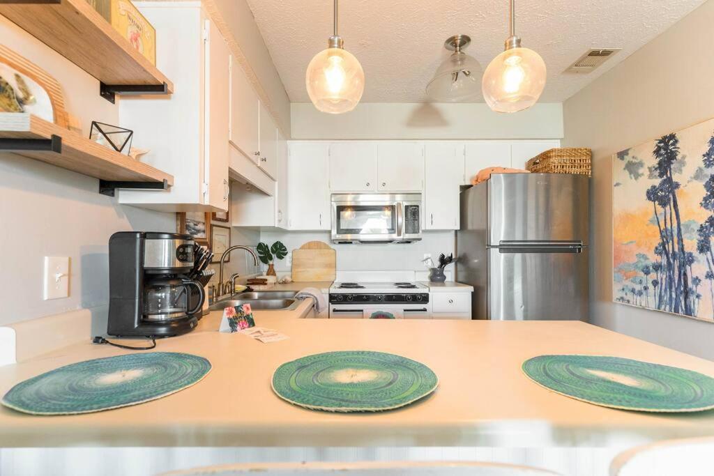 Steps to the Beach, Sleeps 6, Pool, Pickleball, 2 Balconies, Pier Park & 30A