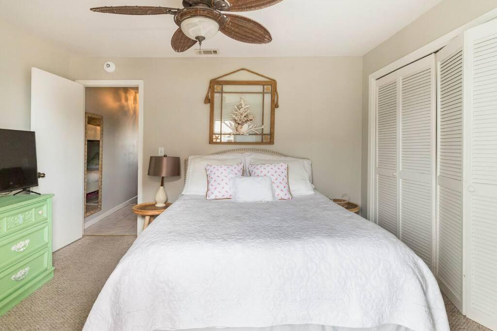 Steps to the Beach, Sleeps 6, Pool, Pickleball, 2 Balconies, Pier Park & 30A