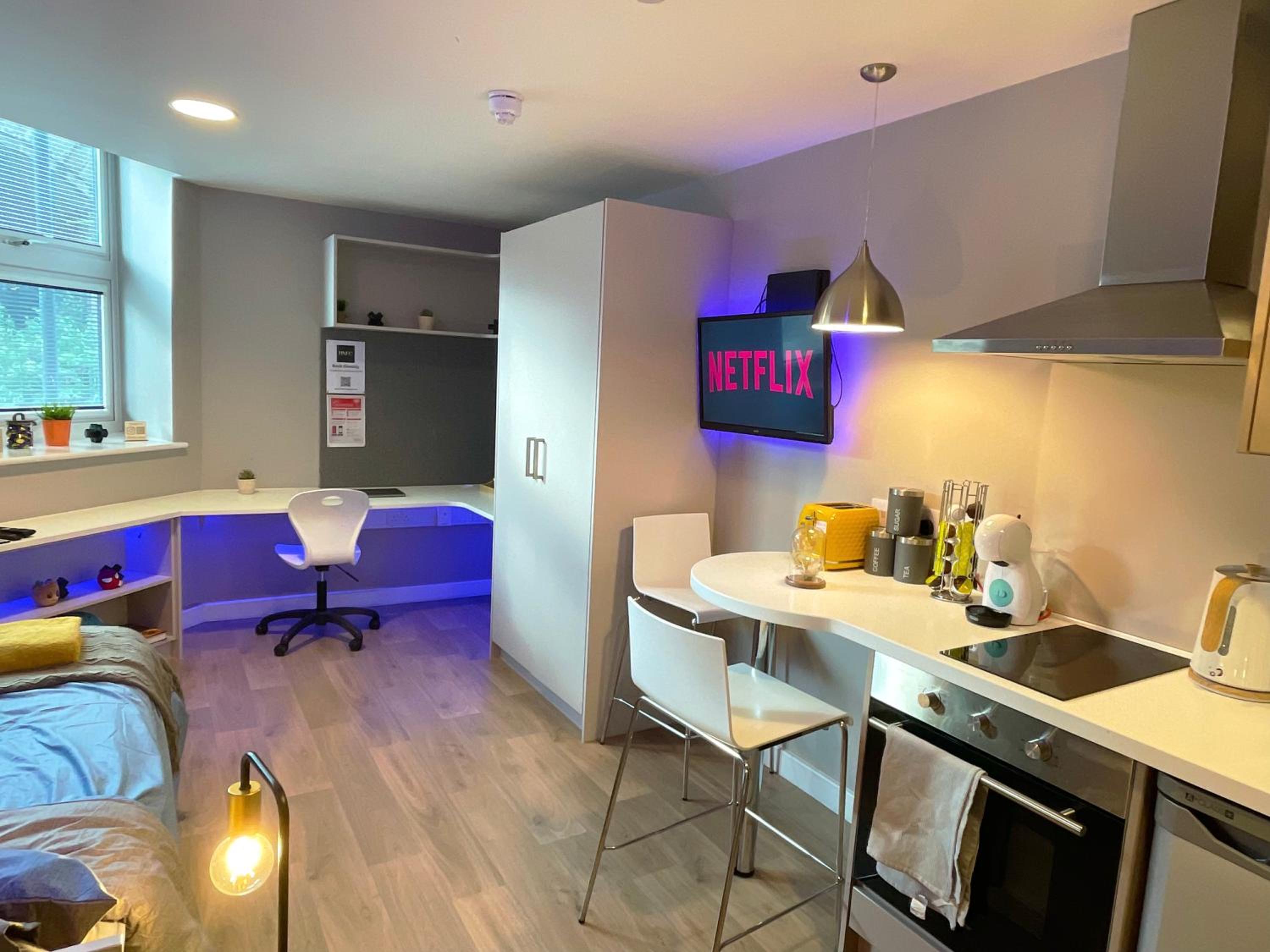 HNFC Stays - Modern central studio with Gym, Parking & Home Cinema view 3