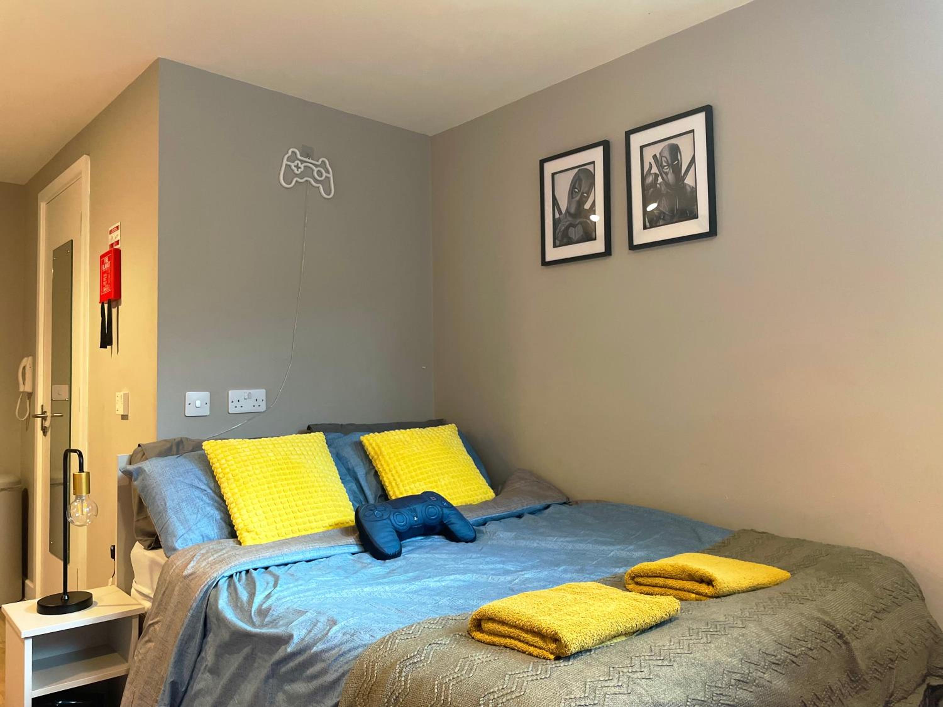 HNFC Stays - Modern central studio with Gym, Parking & Home Cinema view 2