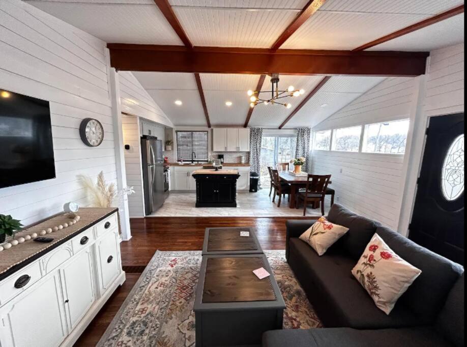 8th Street Haven - 3 bedroom House in DT Hamilton