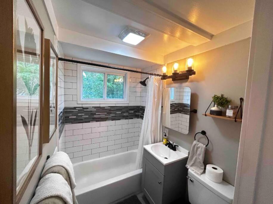 8th Street Haven - 3 bedroom House in DT Hamilton