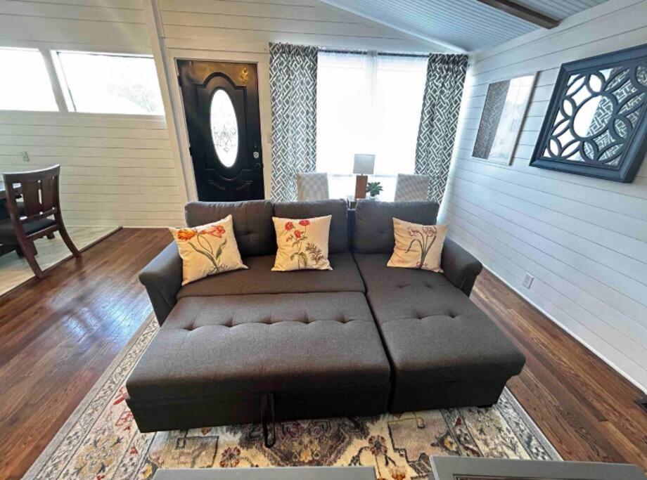 8th Street Haven - 3 bedroom House in DT Hamilton