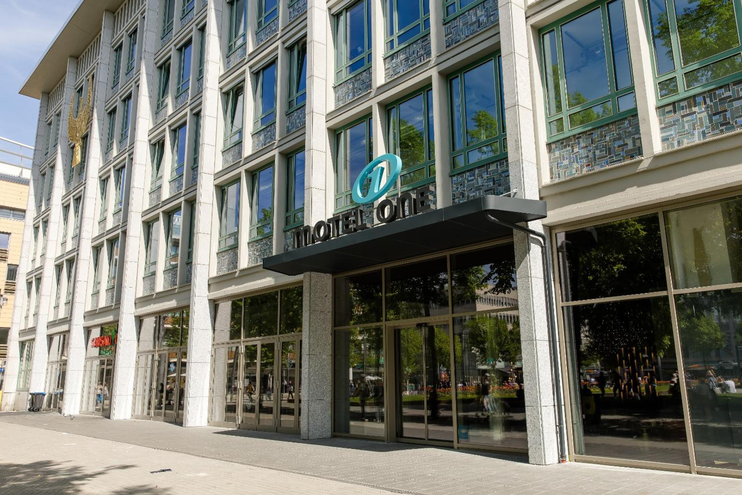 Hotel Motel One Mannheim - Image 1