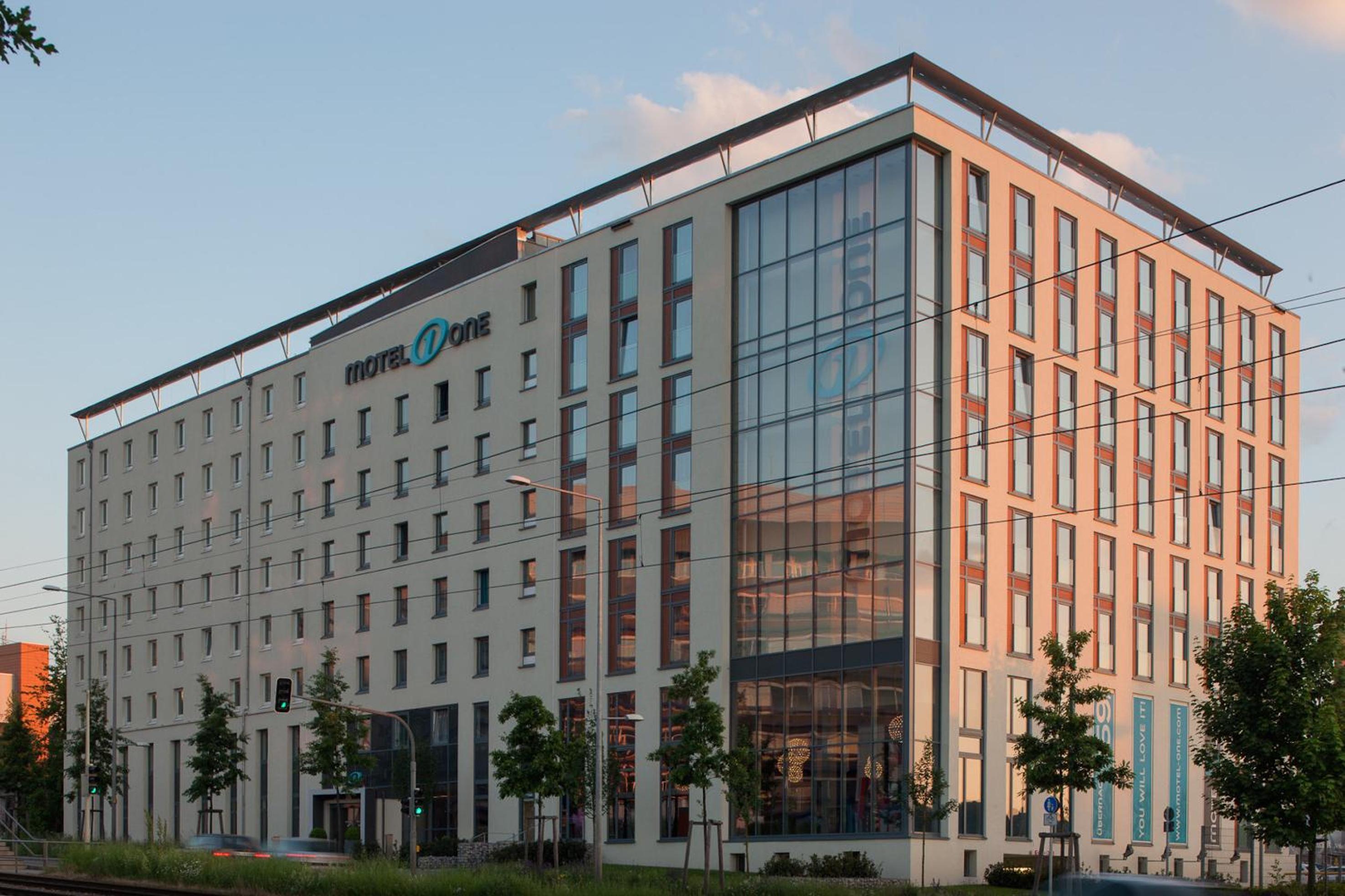 Hotel Motel One Stuttgart-Feuerbach - Image 1