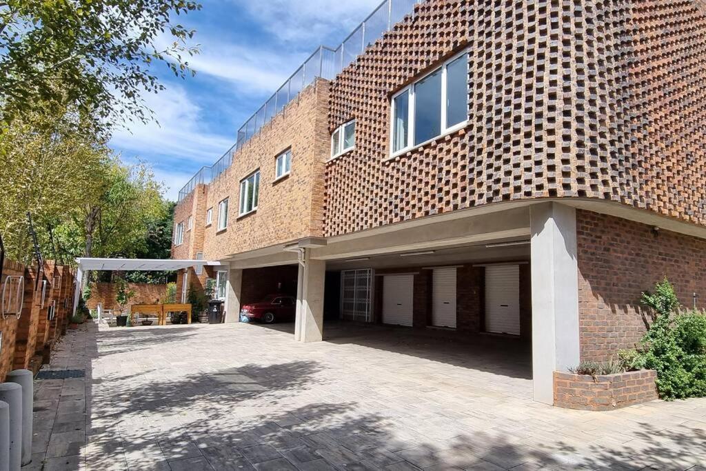 The heart of Sandton: Lovely 1 bedroom apartment