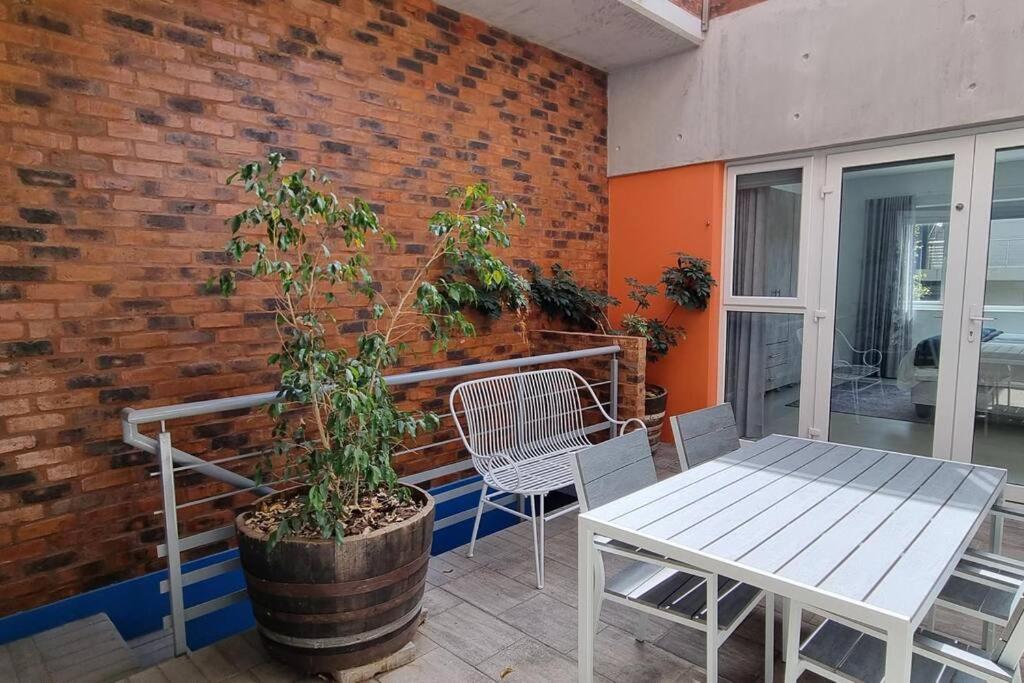 The heart of Sandton: Lovely 1 bedroom apartment