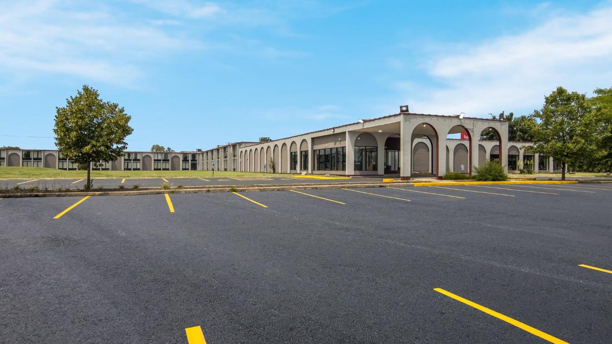 Hotel Red Roof Inn & Conference Center Chicago - N Aurora/ Naperville