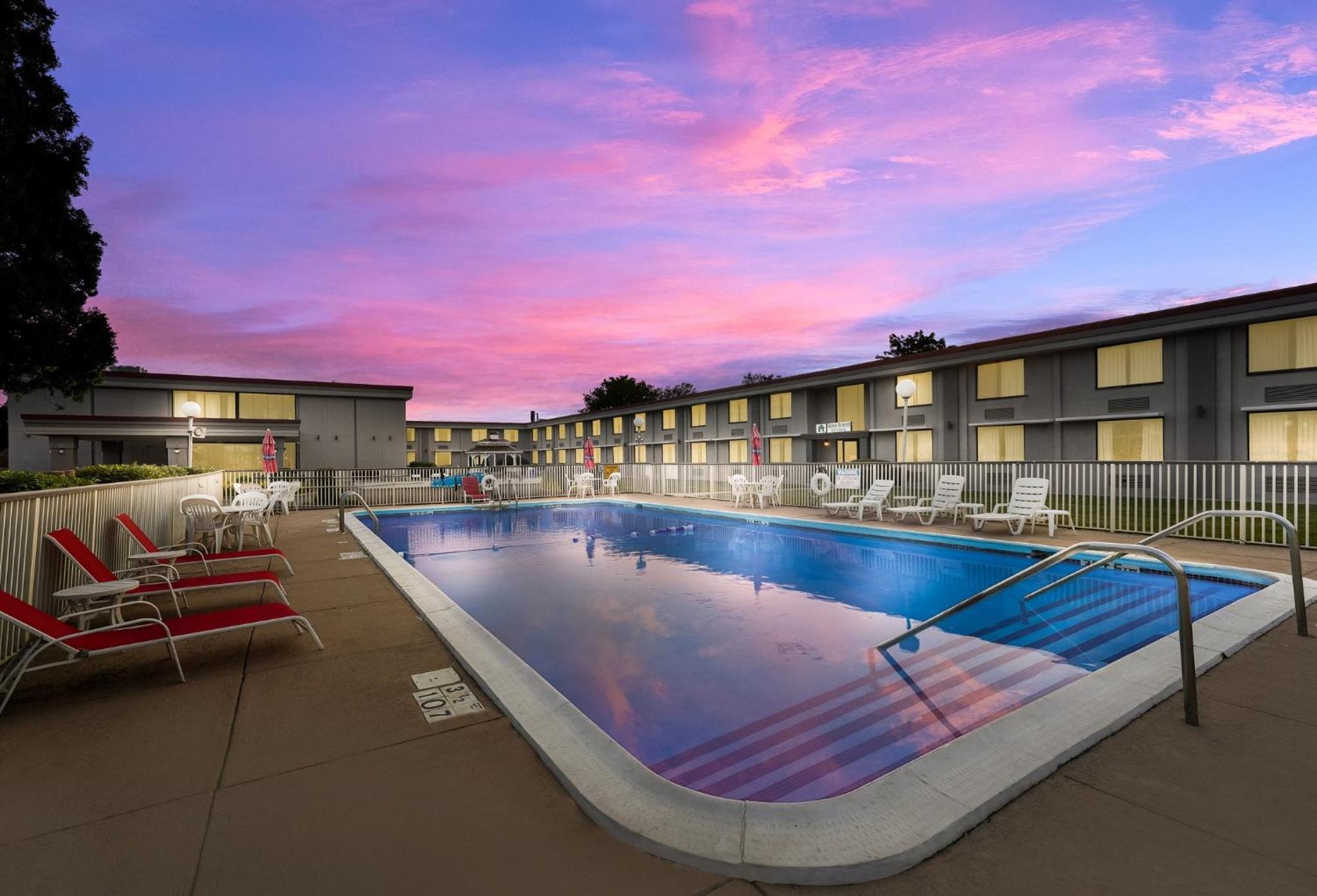 HomeTowne Studios by Red Roof Painted Post - Property Image 29