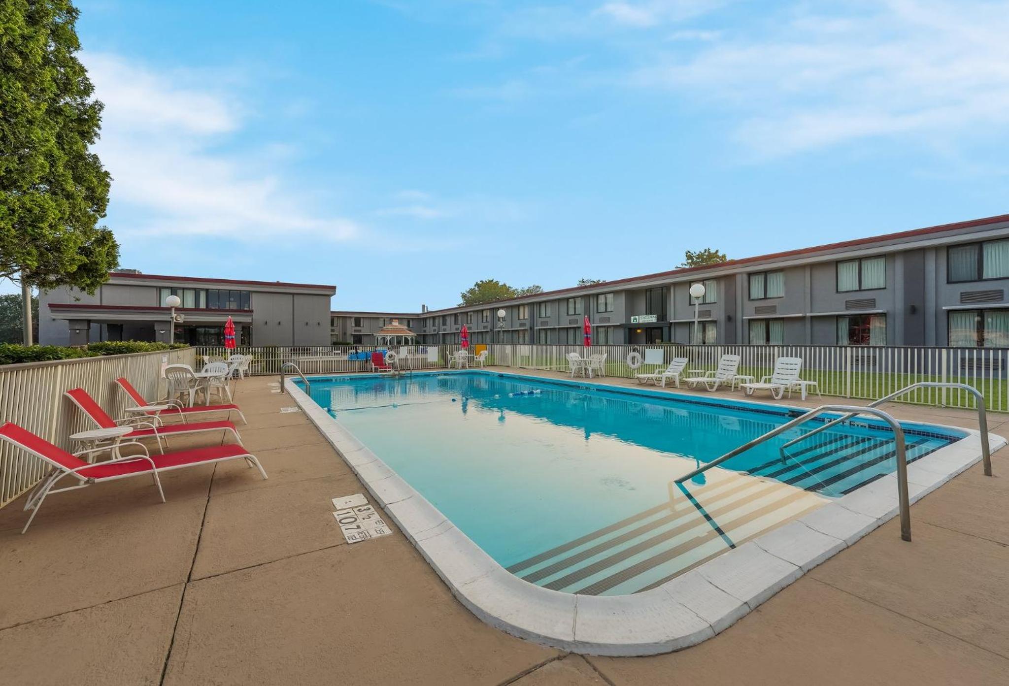 HomeTowne Studios by Red Roof Painted Post - Property Image 18