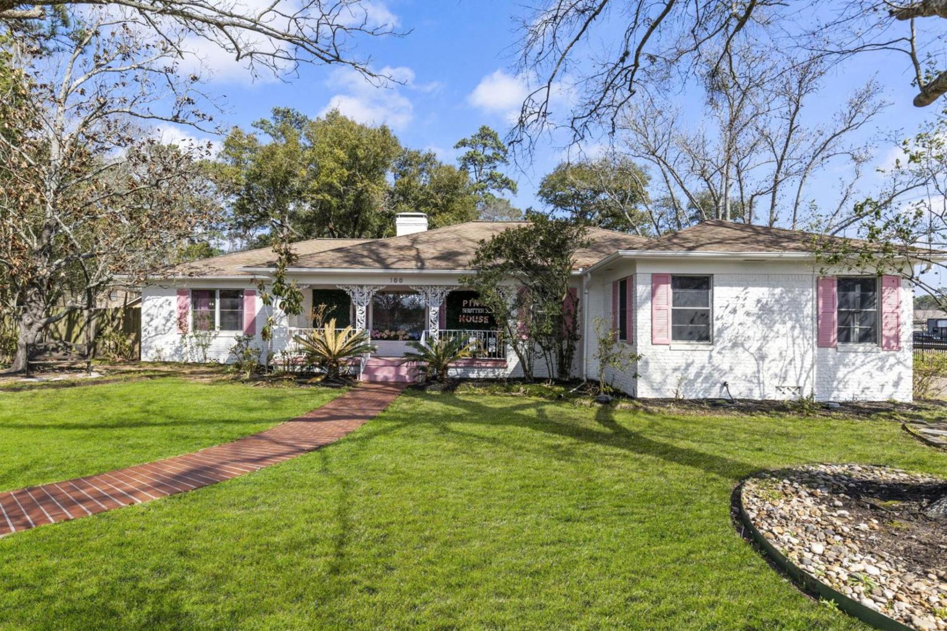 Pink Shutter House in Conroe, US