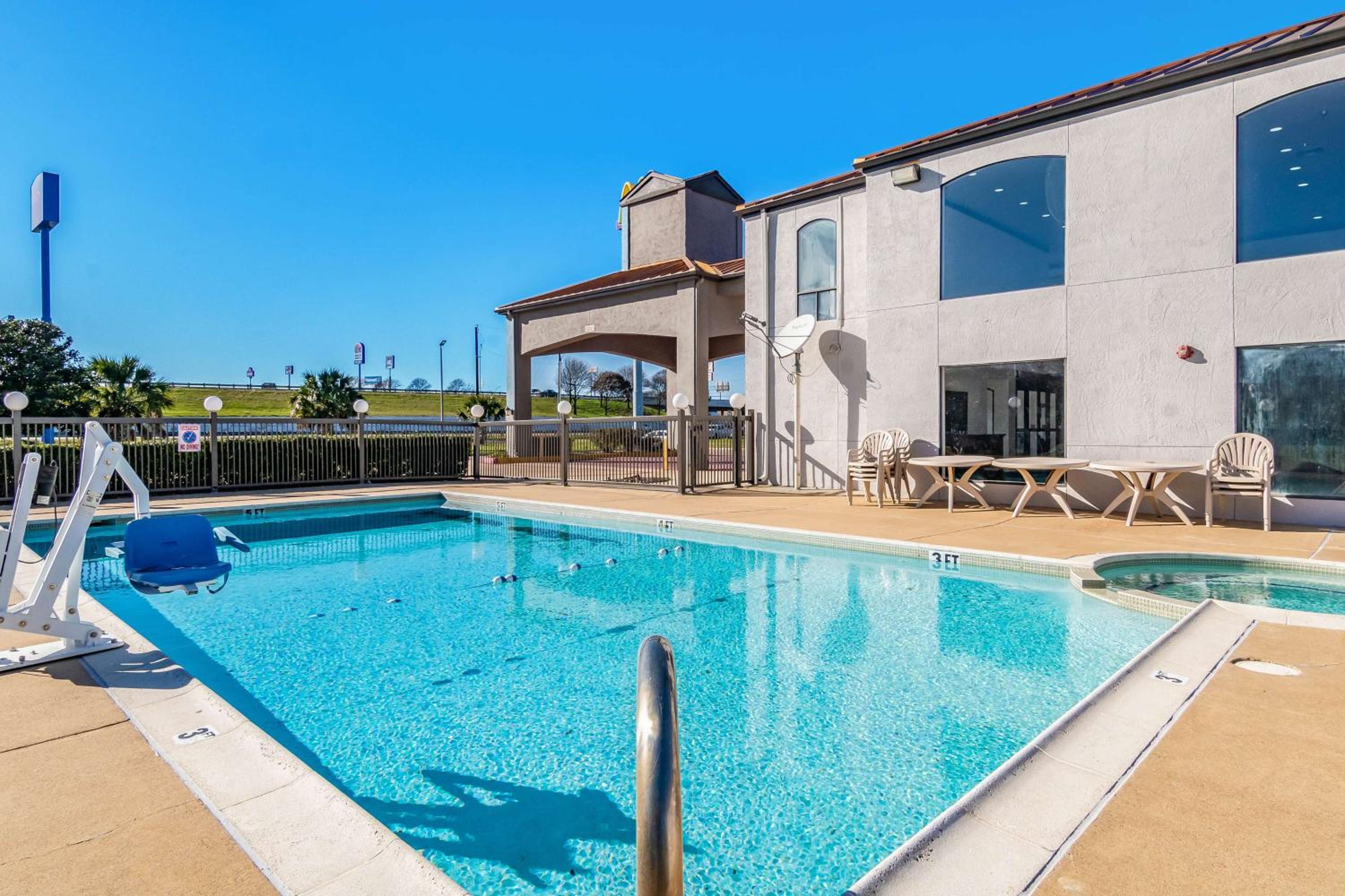 Corsicana Vacations - Motel 6-Ennis, TX - Property Image 2