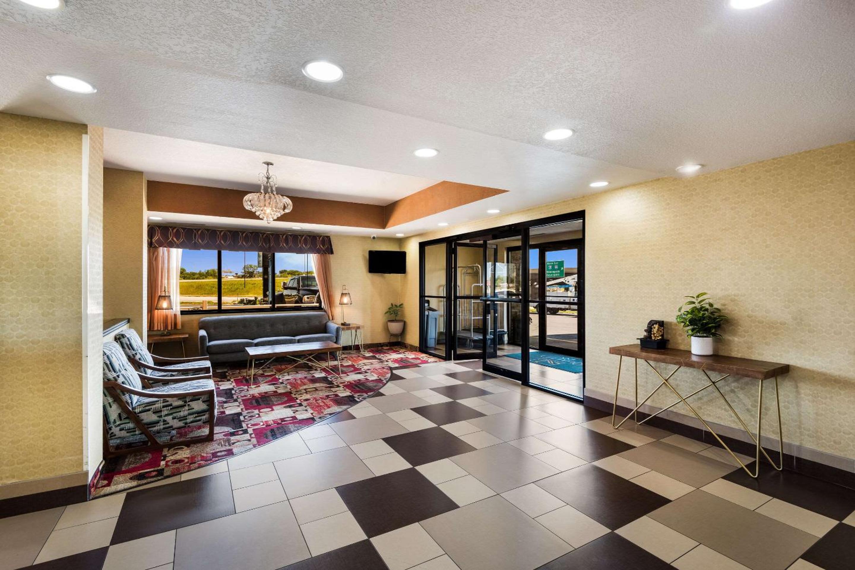 Des Moines Vacations - Quality Inn - Property Image 5