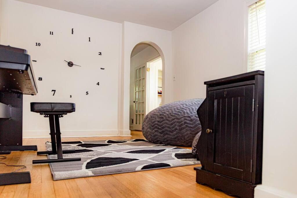 LUXURY BRICK HOUSE WITH GAME ROOM ON 1 ACRE LAND view 4