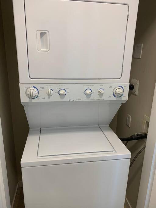 Downtown 3br/2ba+Views+Skytrain+Free Parking