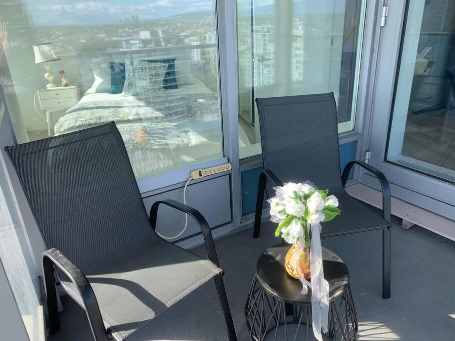 Downtown 3br/2ba+Views+Skytrain+Free Parking
