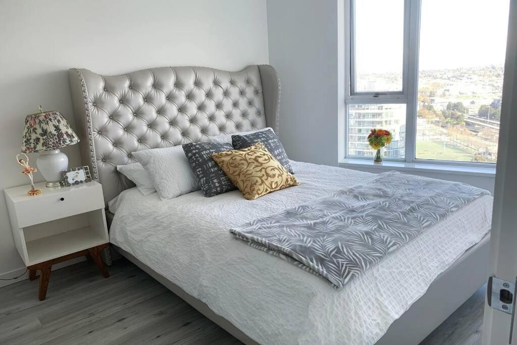 Downtown 3br/2ba+Views+Skytrain+Free Parking