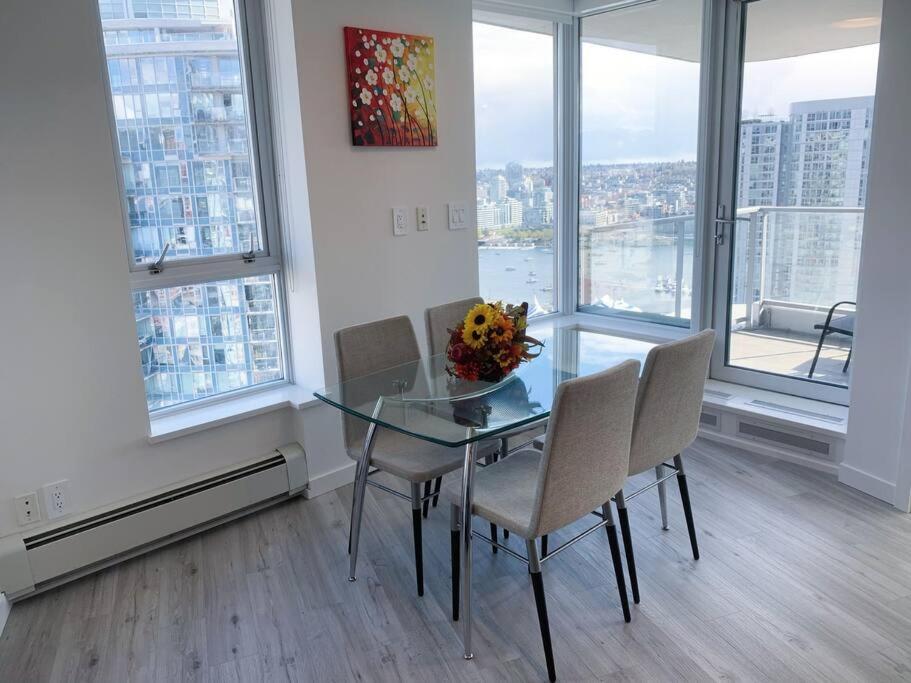 Downtown 3br/2ba+Views+Skytrain+Free Parking