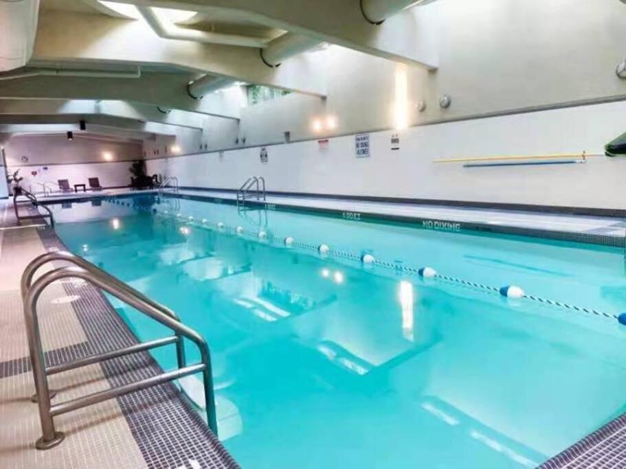 Downtown 3br/2ba+Views+Skytrain+Free Parking