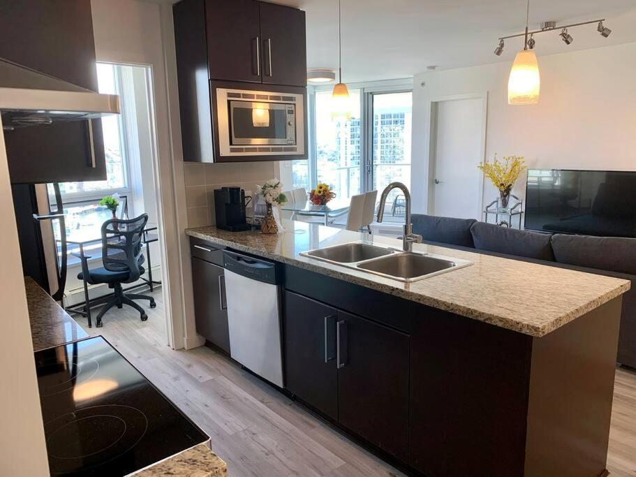 Downtown 3br/2ba+Views+Skytrain+Free Parking