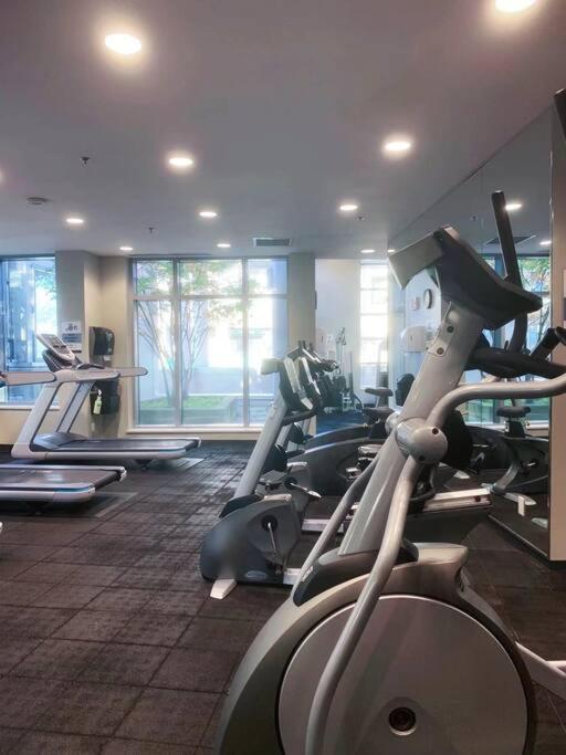 Downtown 3br/2ba+Views+Skytrain+Free Parking