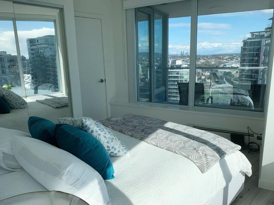 Downtown 3br/2ba+Views+Skytrain+Free Parking