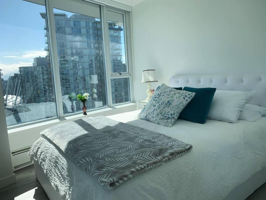 Downtown 3br/2ba+Views+Skytrain+Free Parking