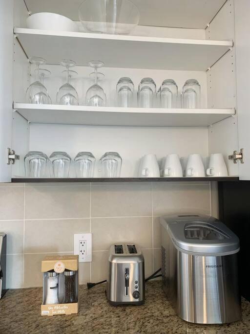 Downtown 3br/2ba+Views+Skytrain+Free Parking