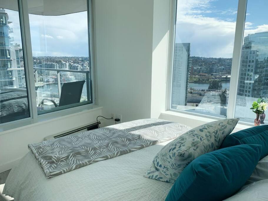 Downtown 3br/2ba+Views+Skytrain+Free Parking