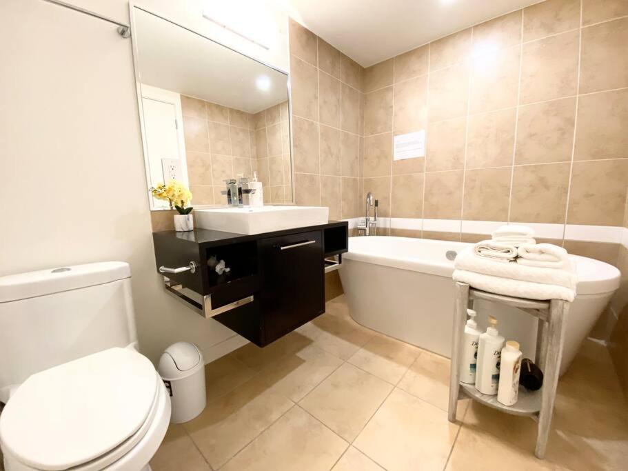 Downtown 3br/2ba+Views+Skytrain+Free Parking