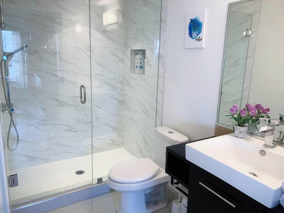 Downtown 3br/2ba+Views+Skytrain+Free Parking