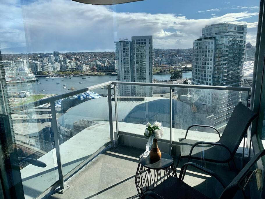 Downtown 3br/2ba+Views+Skytrain+Free Parking