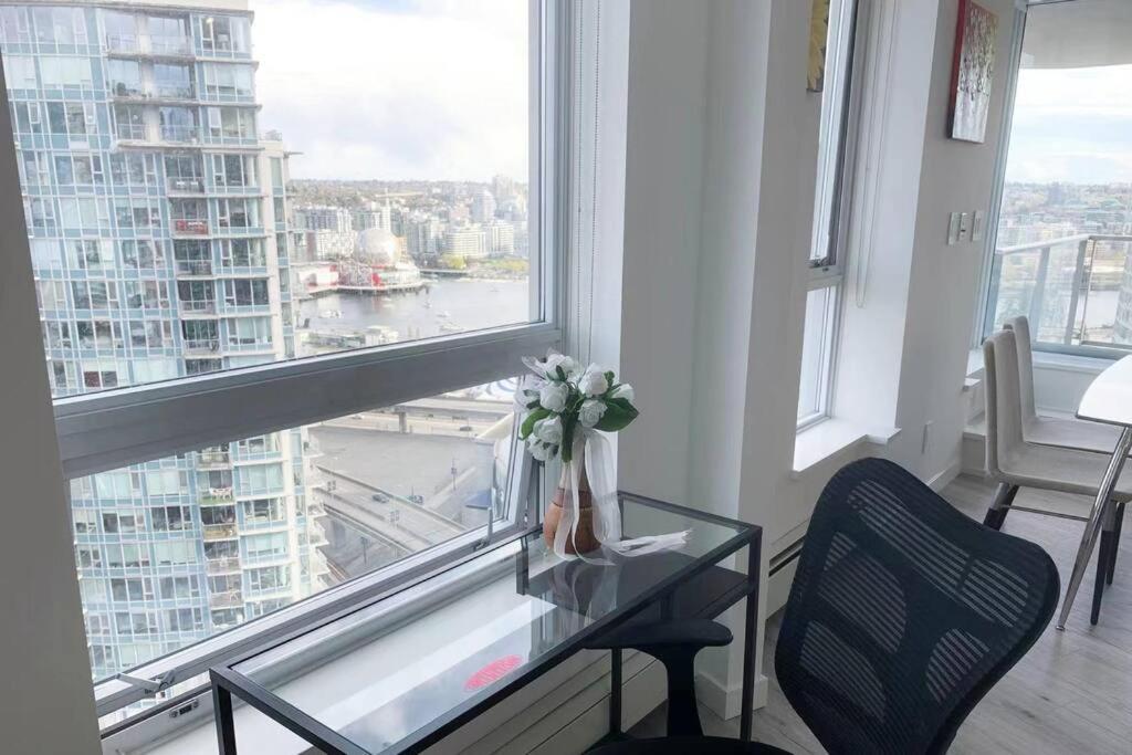 Downtown 3br/2ba+Views+Skytrain+Free Parking