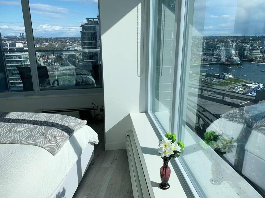 Downtown 3br/2ba+Views+Skytrain+Free Parking