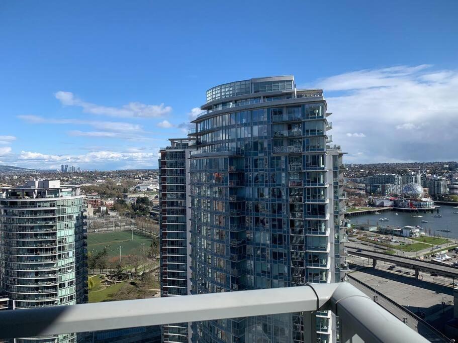 Downtown 3br/2ba+Views+Skytrain+Free Parking
