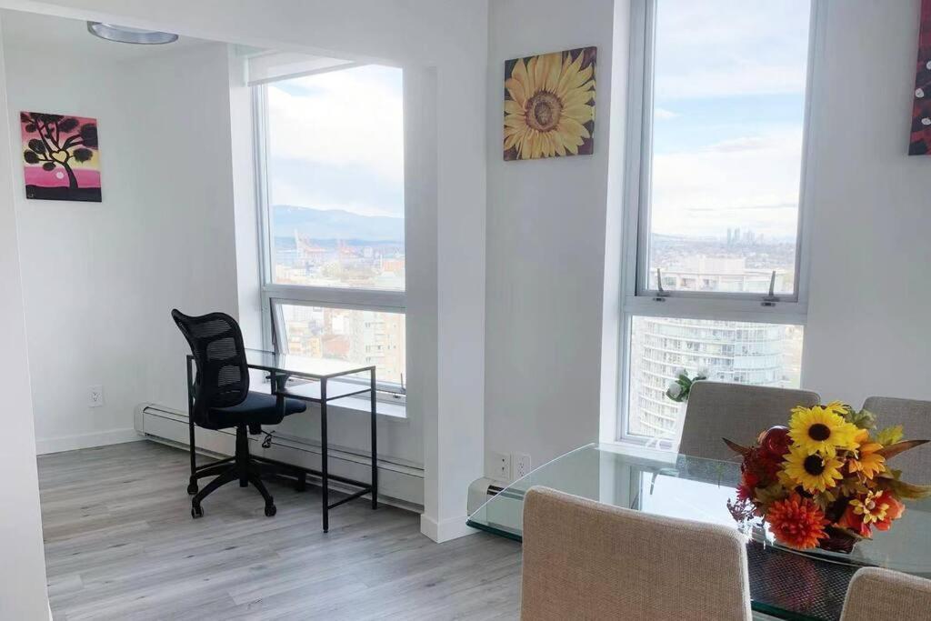 Downtown 3br/2ba+Views+Skytrain+Free Parking