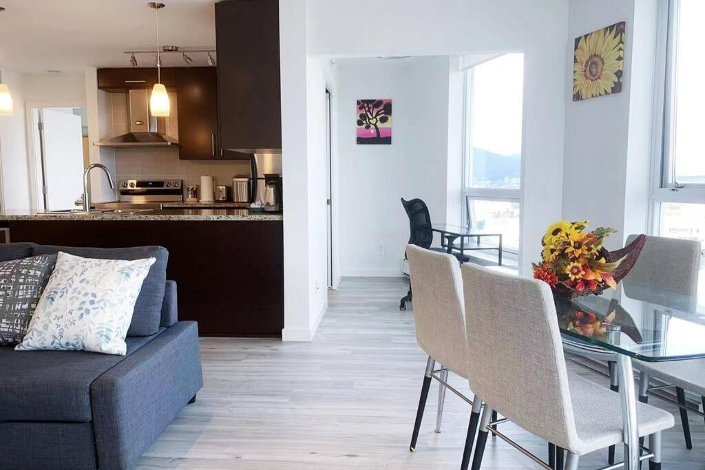 Downtown 3br/2ba+Views+Skytrain+Free Parking