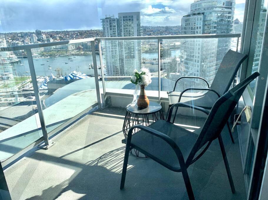 Downtown 3br/2ba+Views+Skytrain+Free Parking